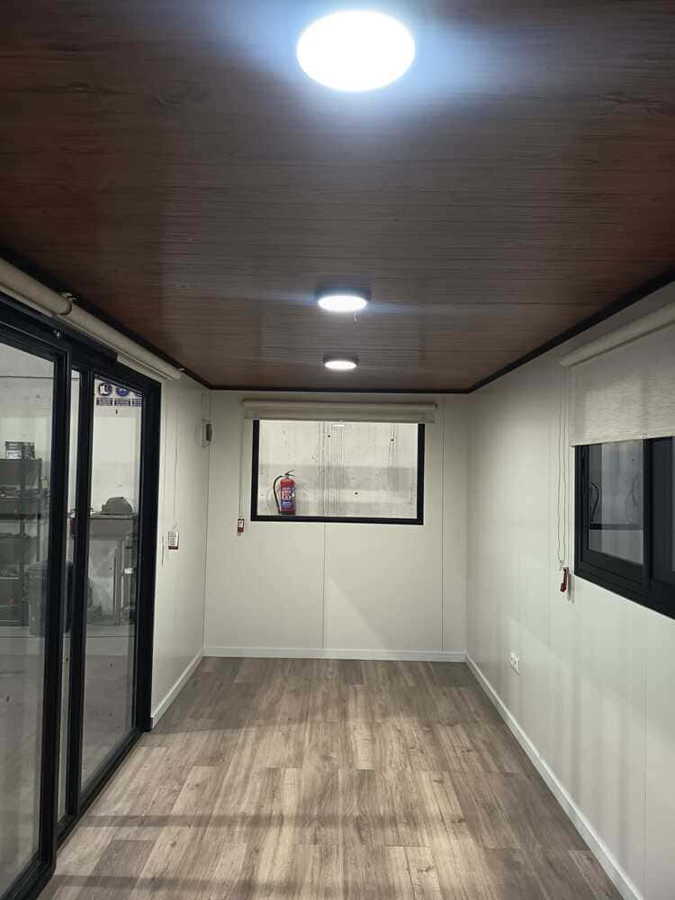 casa contenedor 20 pies diáfana intertor ventanas