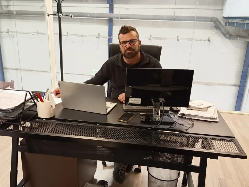 Daniel Chaza en las oficinas de Casa contenedor marítimo