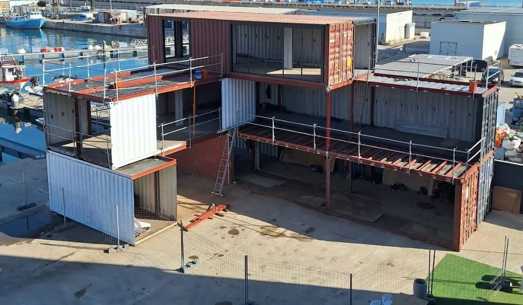 Preparación de cortes y refuerzos estructurales en contenedores bajo supervisión técnica.