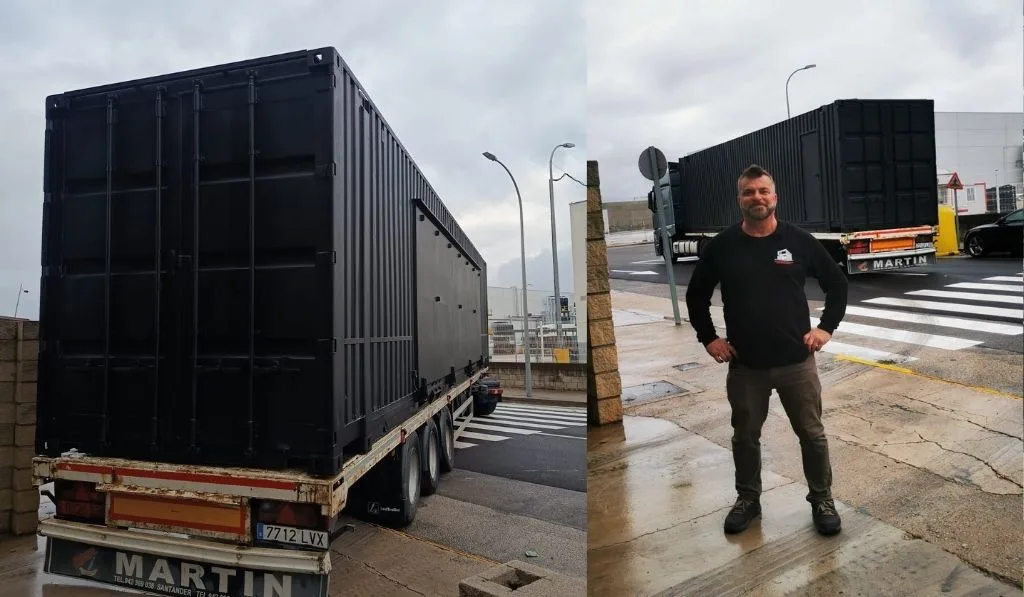 Camión transportando una casa contenedor para su montaje final en Valencia.